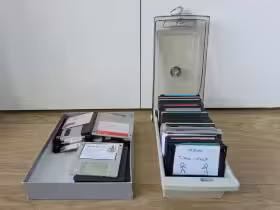 Korppuja oli yhteensä noin 80. Kuvassa oikealla myös nykylapsille tuntematon korppukotelo.