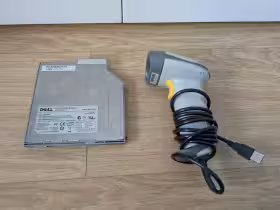 Tärkeimmät työkalut eli USB-korppuasema sekä viivakoodinlukija.