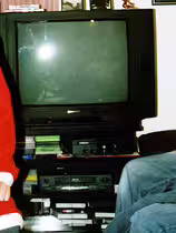 Xbox paraatipaikalla olohuoneen telkkarin alla.
