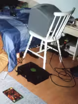 Xbox kakkoskonsolina pienessä telkkarissa. Arvoitukseksi jää, että monesko kierros Halo 2:sta on ollut meneillä.