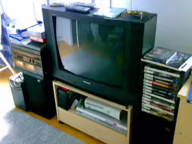 Alkuperäinen Xbox 360 muinaisessa hifi-keskuksessa. Pelejäkin on tässä kohti kertynyt jo hyvä kasa.